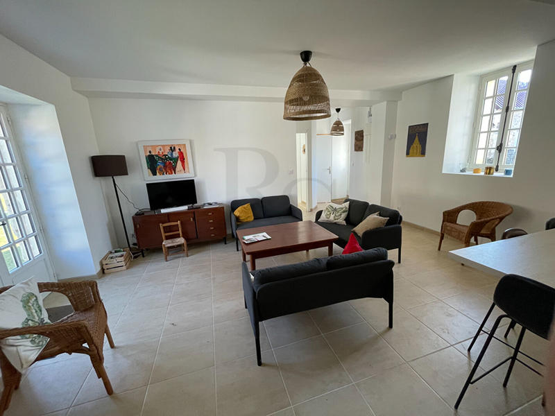 Maison - 976 m² - 28 pièces