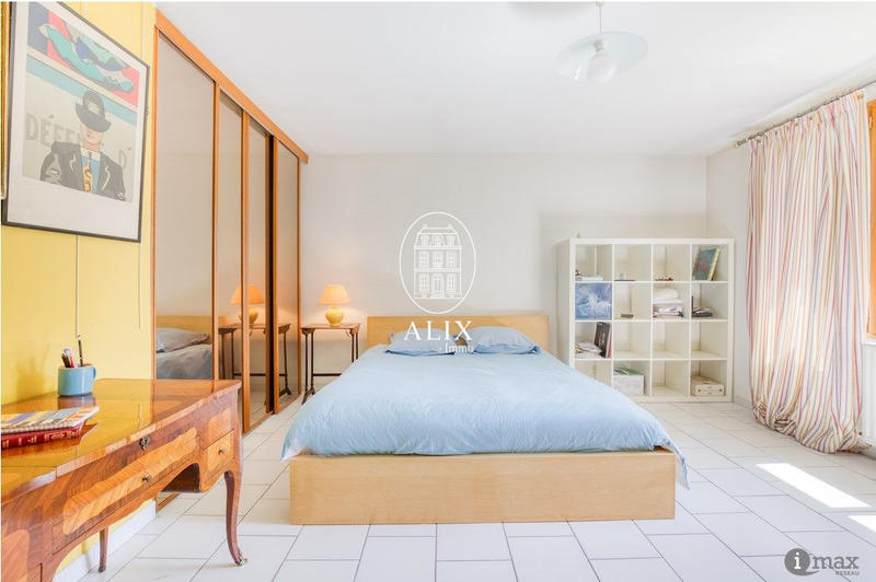 Maison traditionnelle - 209 m² - 10 pièces