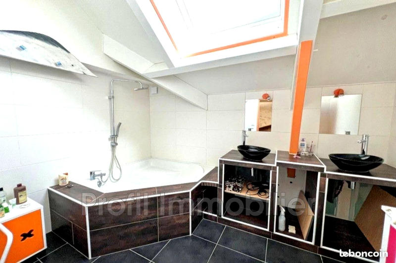 Maison - 235 m² - 8 pièces