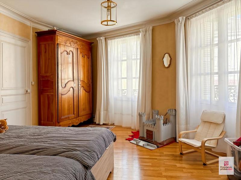 Maison - 244 m² - 10 pièces