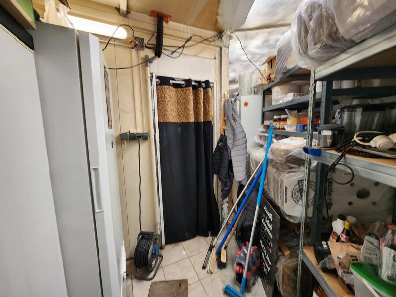 Magasins - 140 m² - 6 pièces