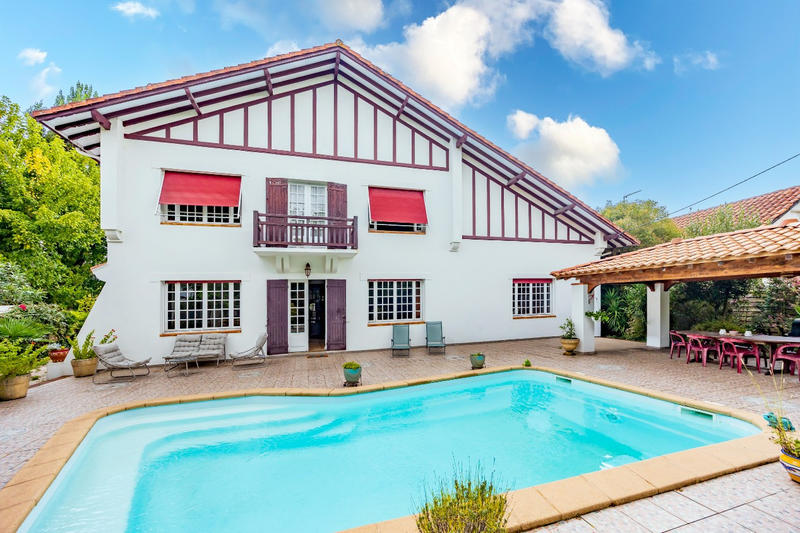 Maison - 279 m² - 9 pièces