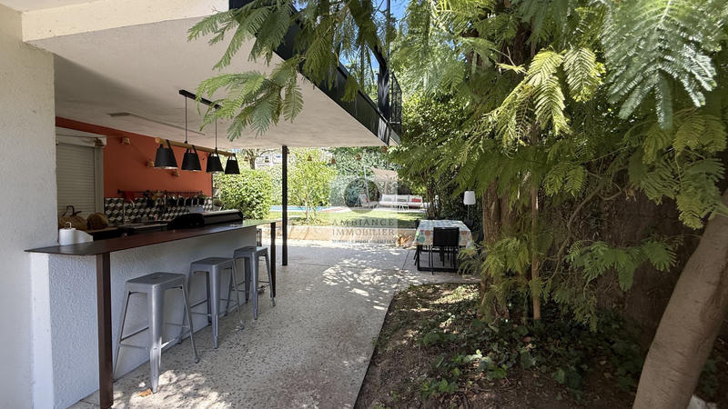 Maison - 280 m² - 10 pièces