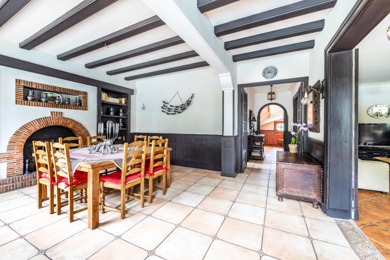 Maison - 279 m² - 9 pièces