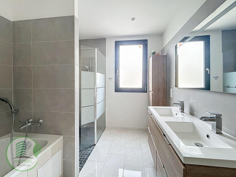 Maison - 205 m² - 8 pièces