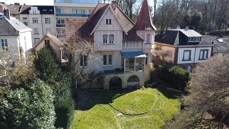 Maison - 288 m² - 10 pièces