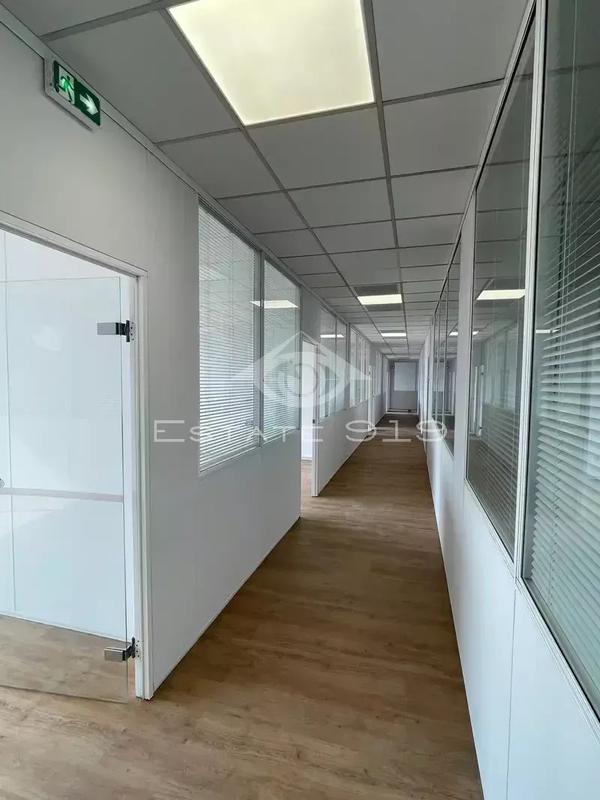 Bureau - 670 m²