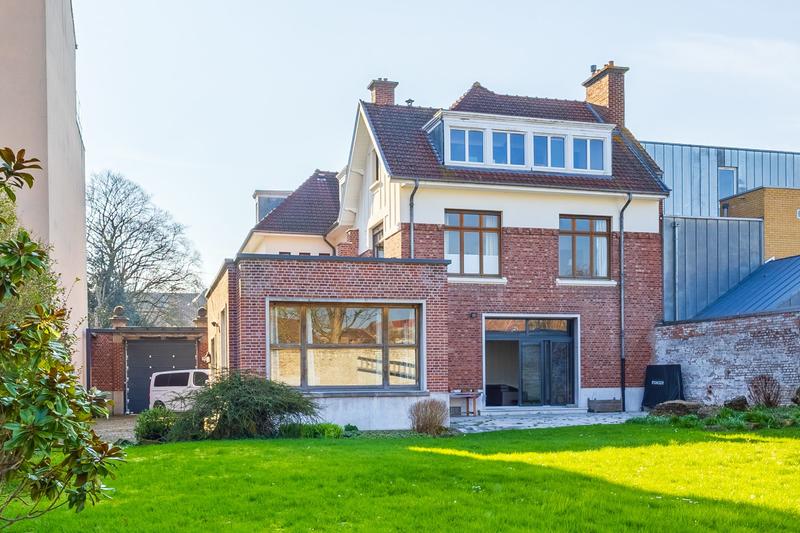 Maison - 405 m² - 13 pièces