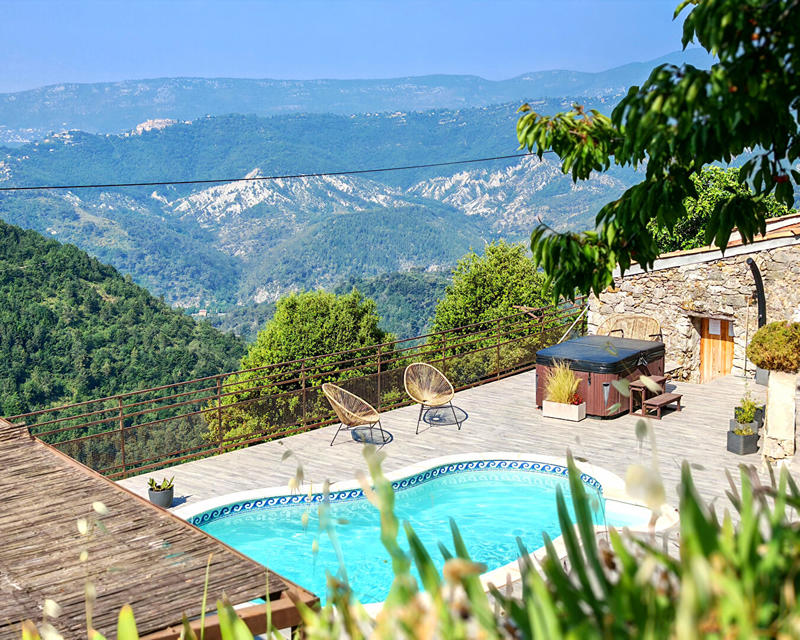 Maison - 180 m² - 9 pièces