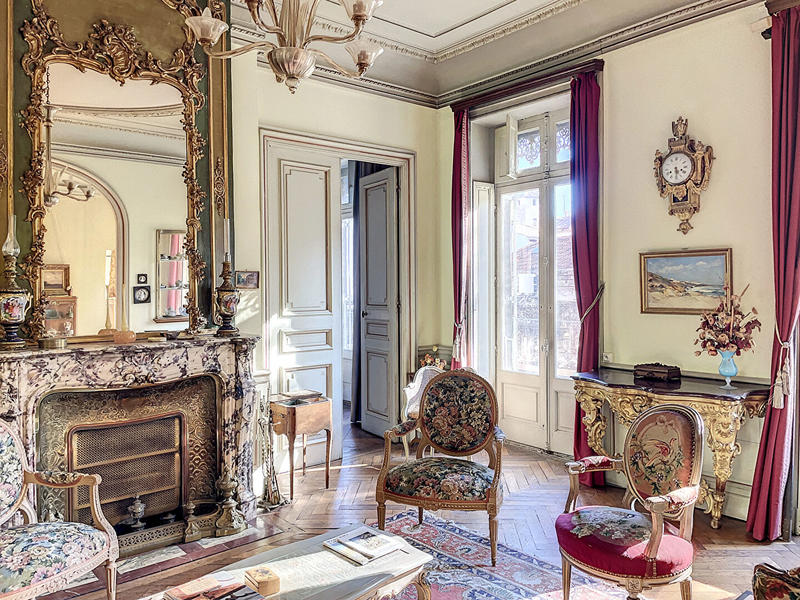 Demeure - 1 143 m² - 30 pièces