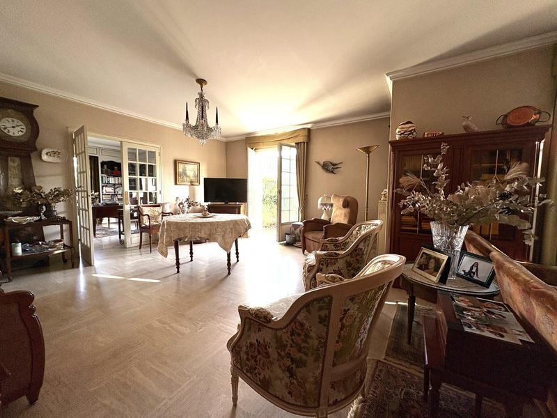 Maison - 241 m² - 8 pièces