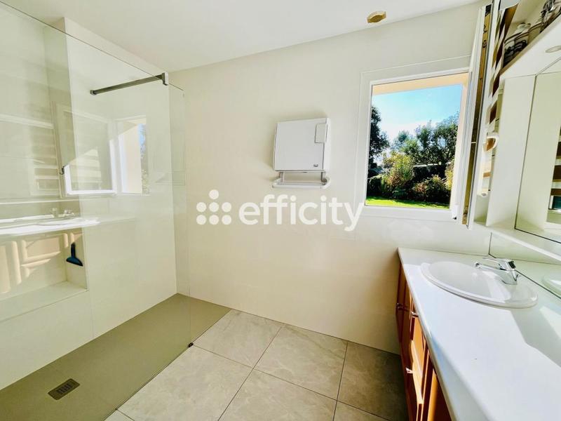 Pavillon - 215 m² - 6 pièces