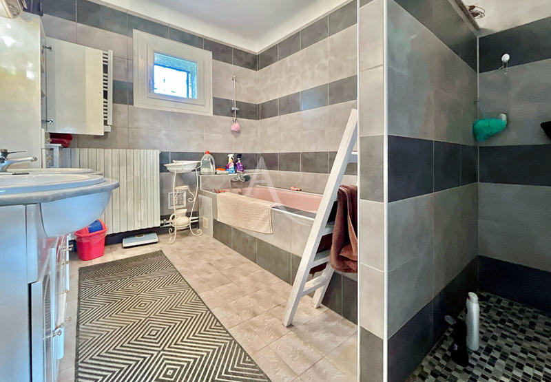 Maison - 230 m² - 7 pièces