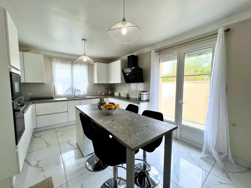 Maison - 220 m² - 8 pièces