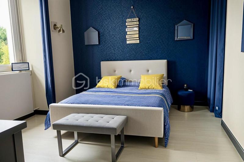 Maison - 205 m² - 9 pièces