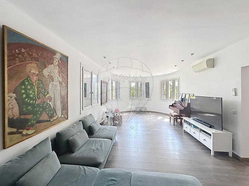 Maison - 220 m² - 8 pièces