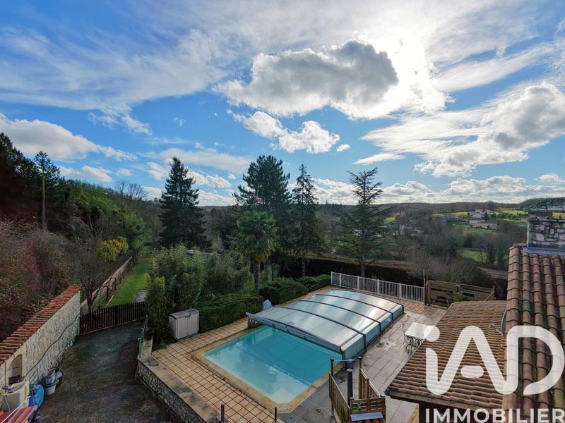 Maison - 239 m² - 9 pièces