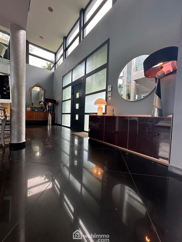 Maison - 730 m² - 10 pièces