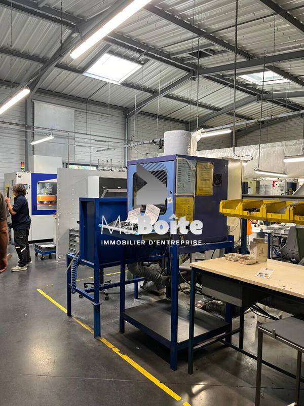 Local d'activité / Entrepôt - 2 590 m²