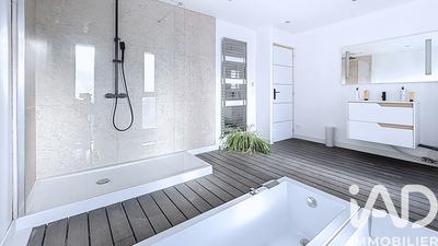 Maison - 280 m² - 10 pièces