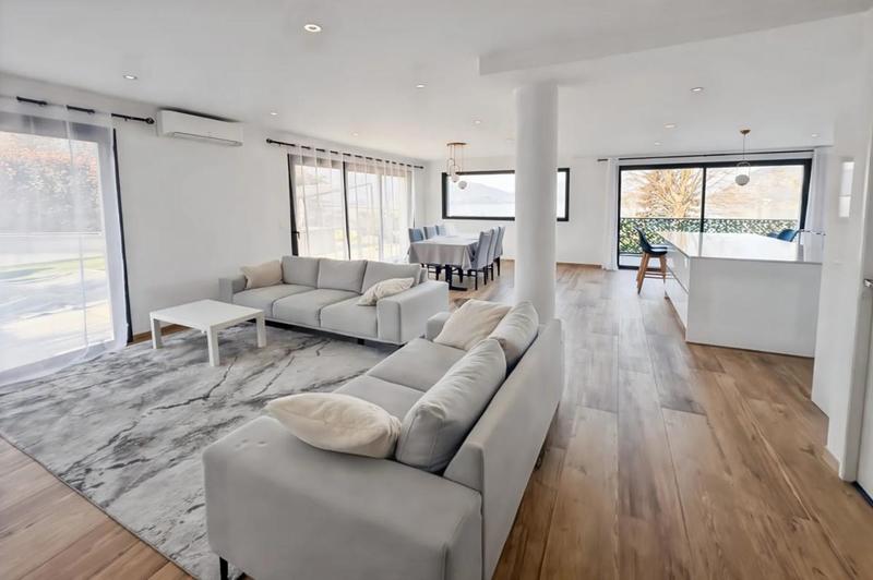 Maison - 215 m² - 9 pièces