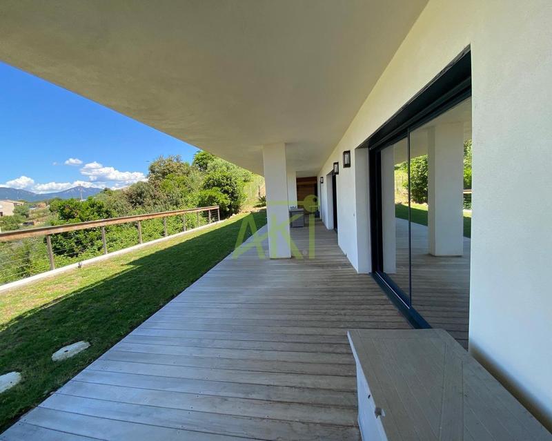 Maison contemporaine - 289 m² - 7 pièces