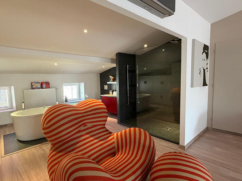 Maison - 340 m² - 8 pièces