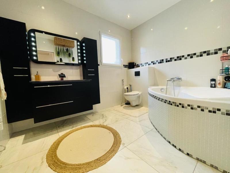 Maison - 95 m² - 4 pièces