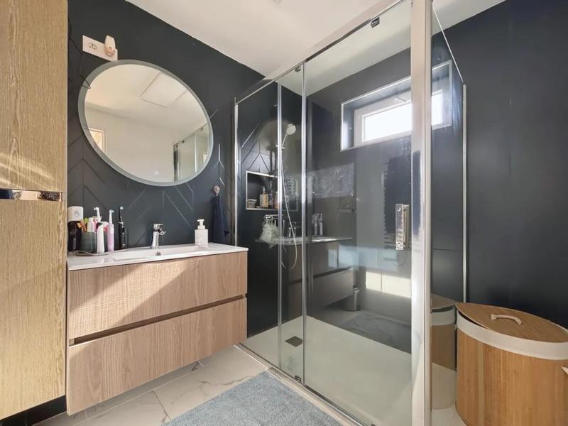 Maison - 241 m² - 8 pièces