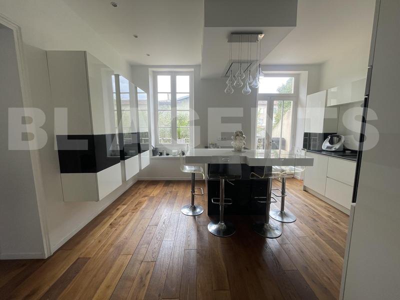 Maison de maîtres - 331 m² - 9 pièces