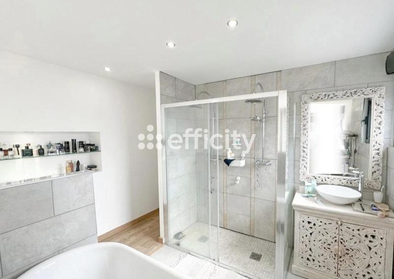 Maison - 212 m² - 7 pièces