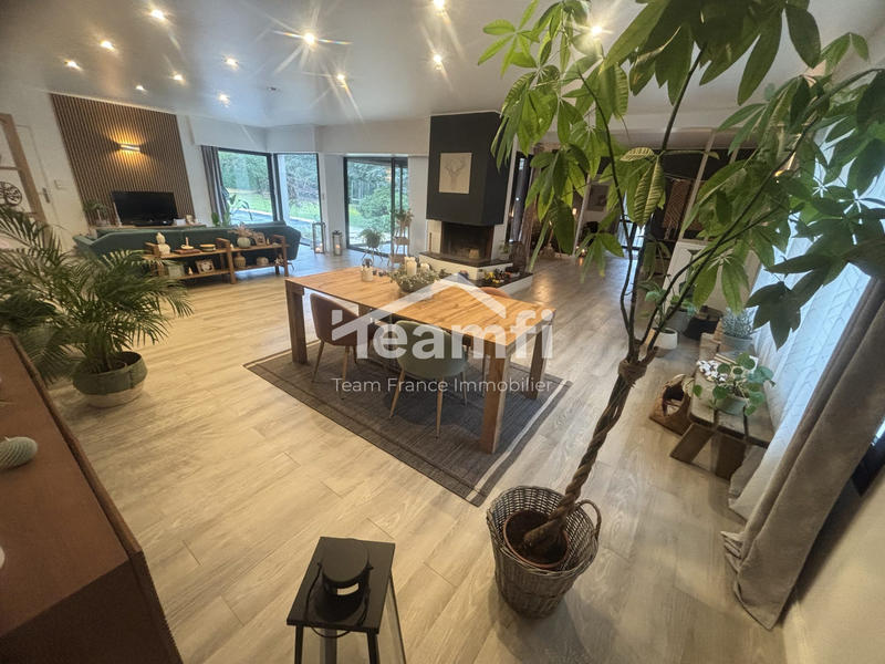 Maison - 255 m² - 7 pièces