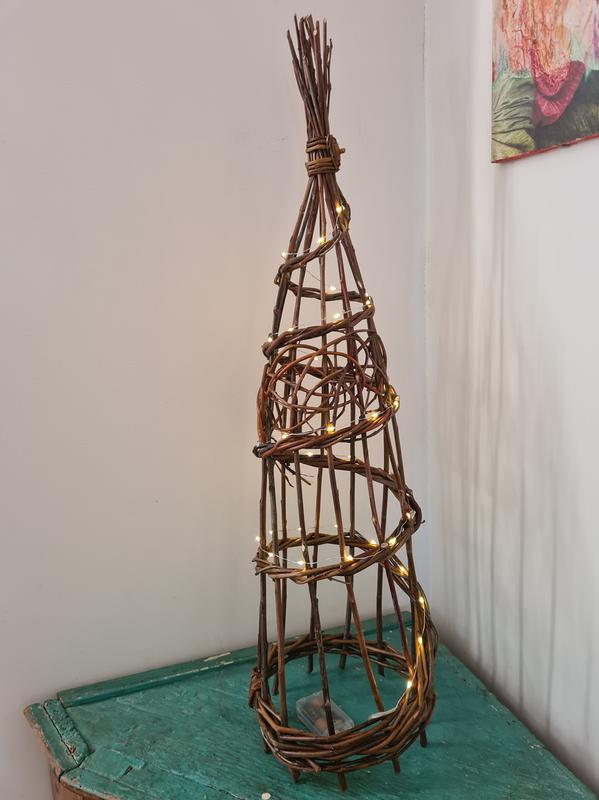 Atelier de vannerie : fabrication d'un sapin de Noël de table