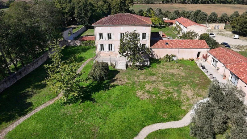 Maison - 768 m² - 17 pièces