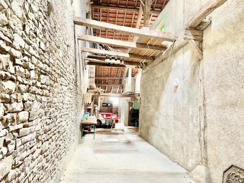 Maison - 331 m² - 9 pièces