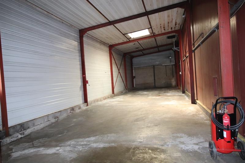 Entrepôt - 1 700 m²