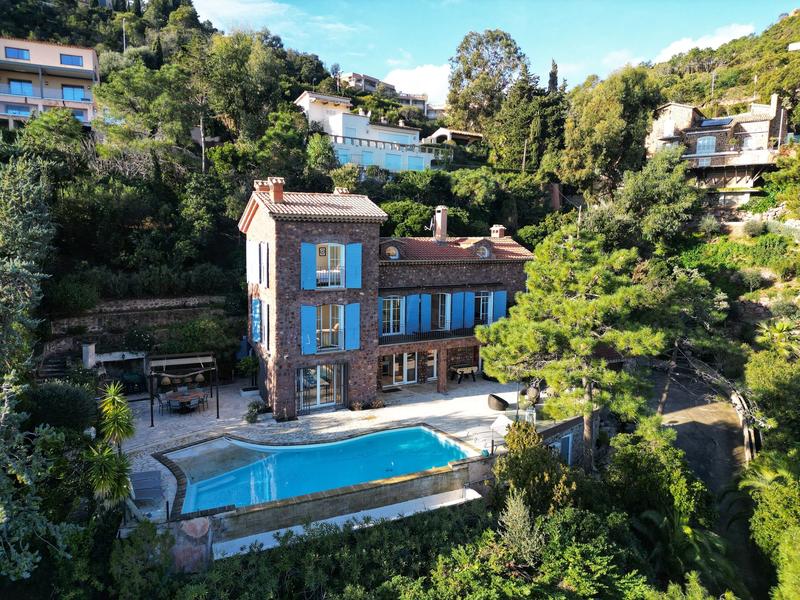 Maison - 261 m² - 6 pièces