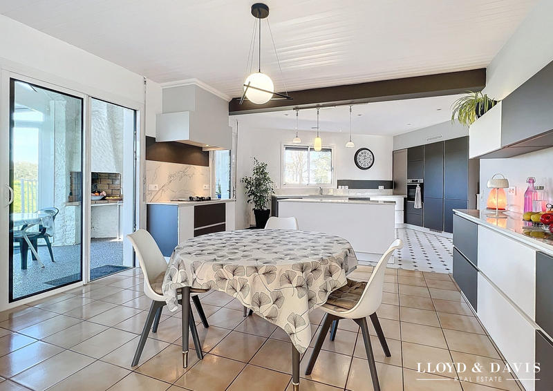 Maison - 252 m² - 6 pièces