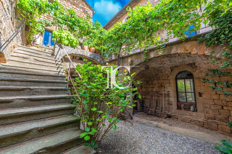 Maison - 350 m² - 11 pièces