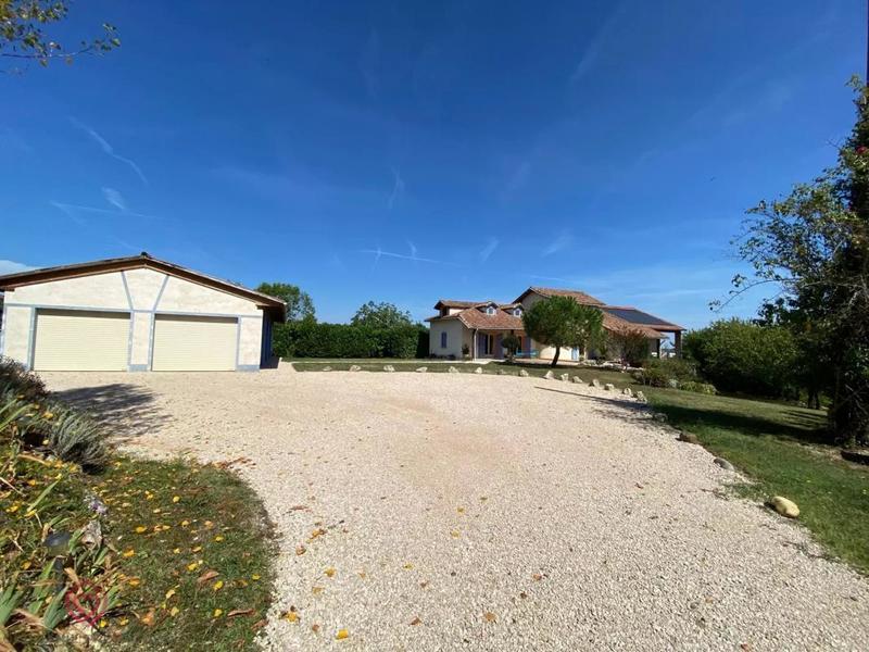 Propriété - 390 m² - 8 pièces