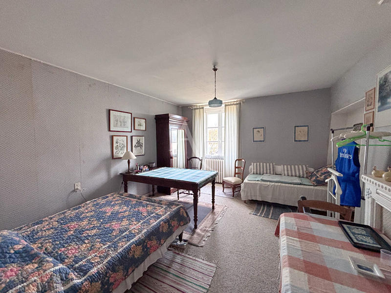 Maison - 240 m² - 8 pièces