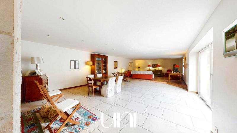 Maison - 250 m² - 6 pièces