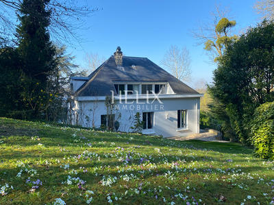 Maison - 410 m² - 10 pièces