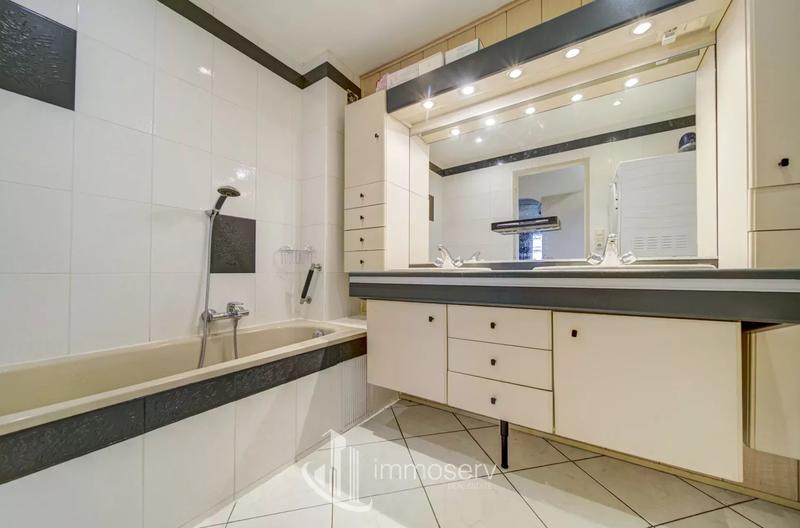 Appartement - 92 m² - 6 pièces