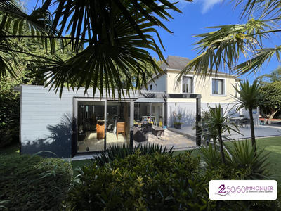 Maison - 252 m² - 9 pièces