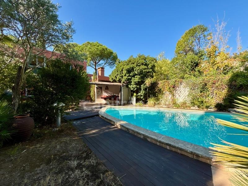 Maison - 245 m² - 10 pièces