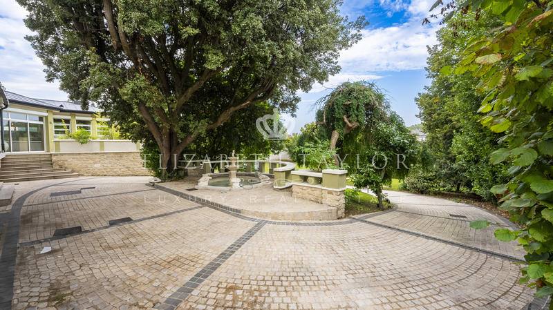 Propriété - 851 m² - 14 pièces