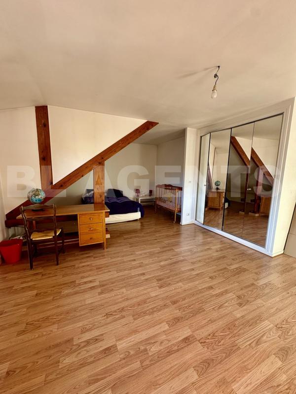 Maison - 220 m² - 10 pièces
