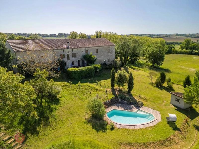 Corps de ferme - 700 m² - 17 pièces