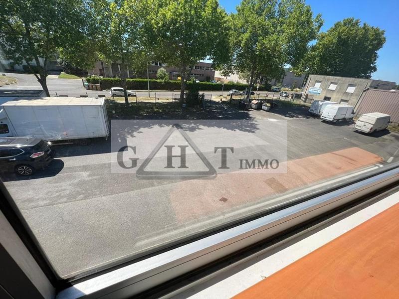 Entrepôt - 1 423 m²